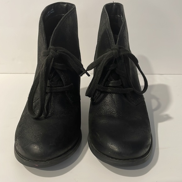 Clarks Artisan Active AIR Black Leather Lace-up Heeled Bootie Women's Size 8.5M - Picture 2 of 12